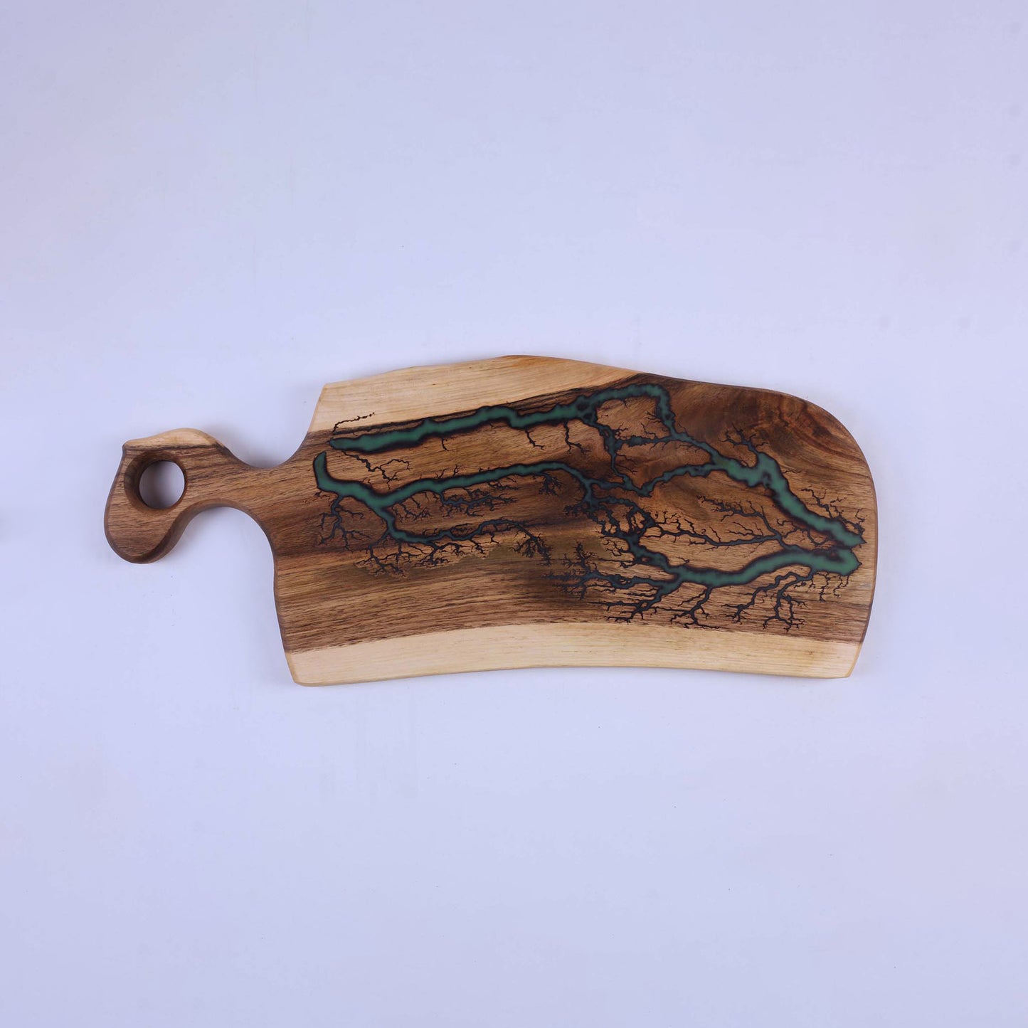 Голяма дъска от масивен орех и епоксидна смола с външна дръжка – ръчно изработена - 219L