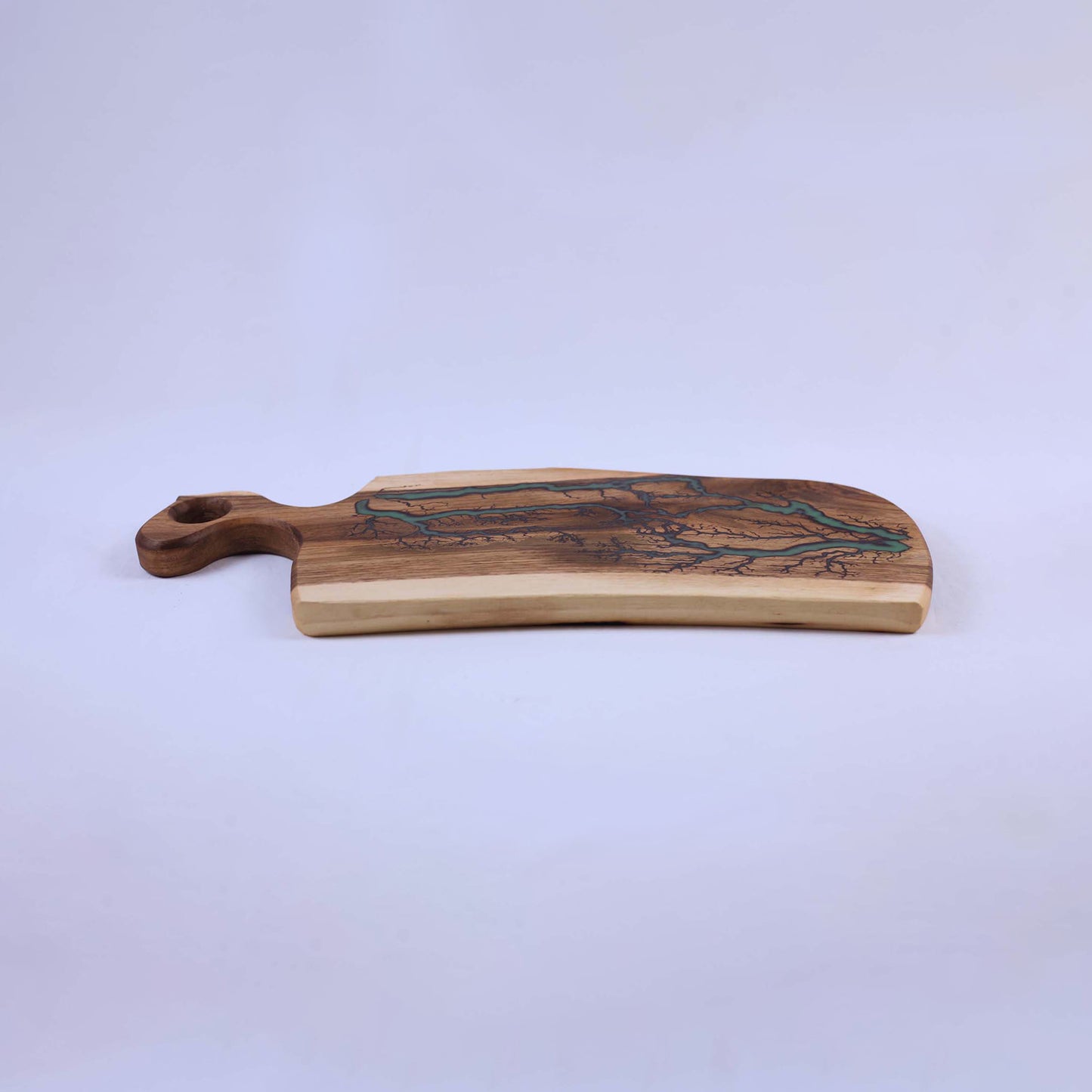 Голяма дъска от масивен орех и епоксидна смола с външна дръжка – ръчно изработена - 219L