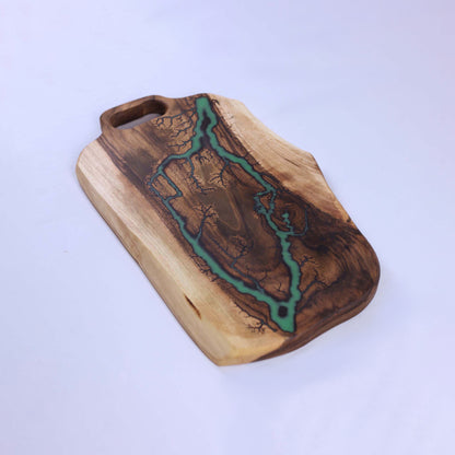 Голяма дъска от масивен орех със зелена епоксидна смола - ръчна изработкa