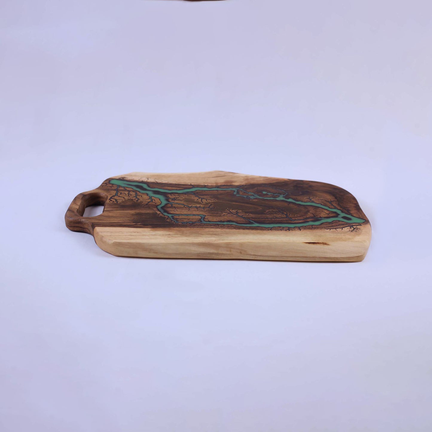Голяма дъска от масивен орех и епоксидна смола с външна дръжка – ръчно изработена - 221L