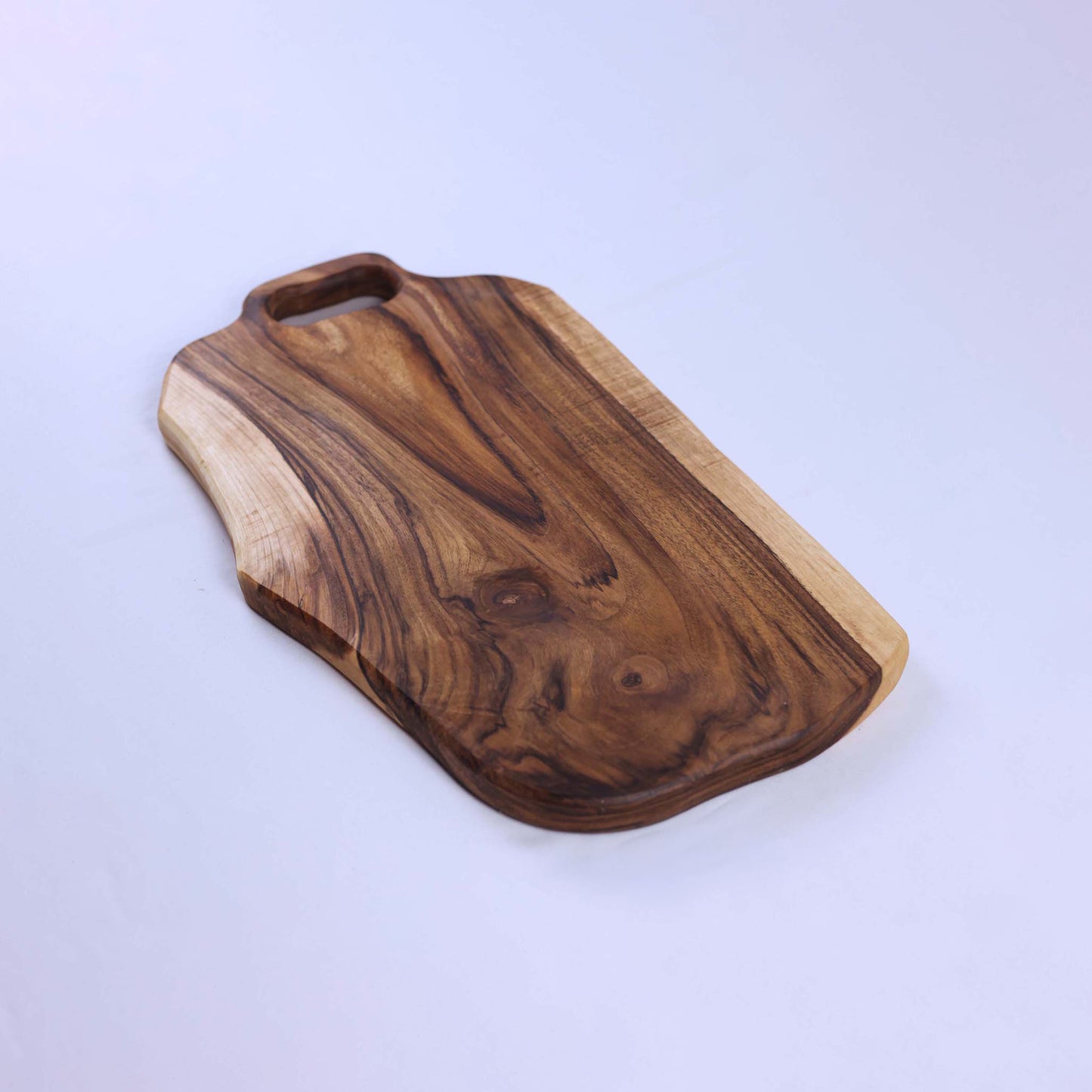 Голяма дъска от масивен орех и епоксидна смола с външна дръжка – ръчно изработена - 221L